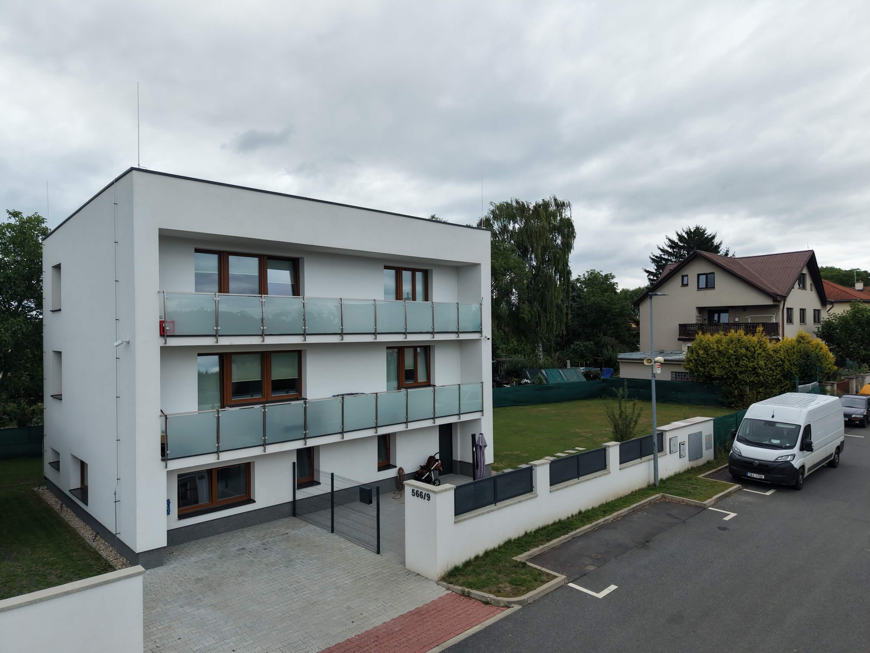 Rekonstrukce domu na tři samostatné byty v Kolodějích