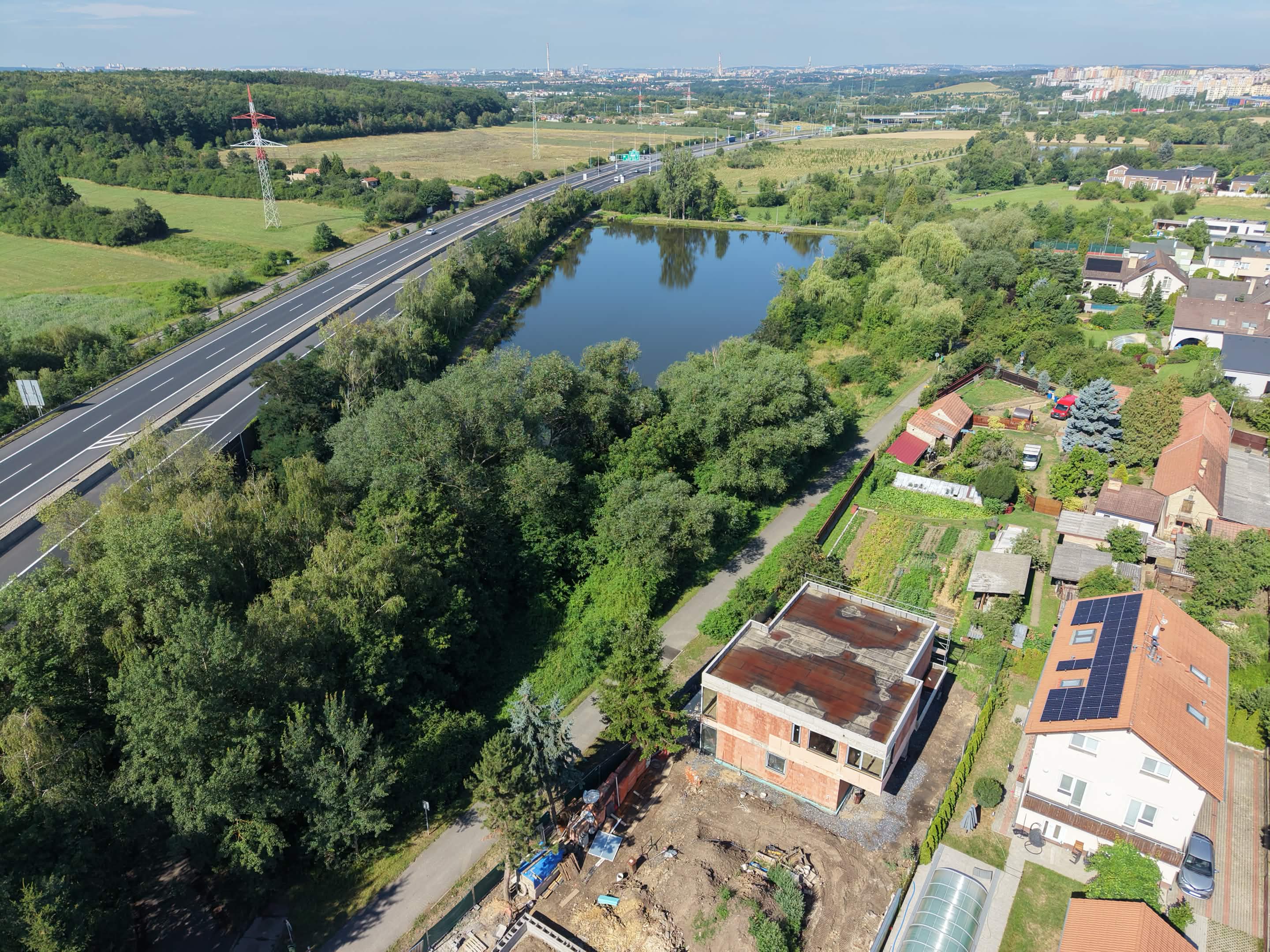 Novostavba tří rodinných domů v Horních Počernicích