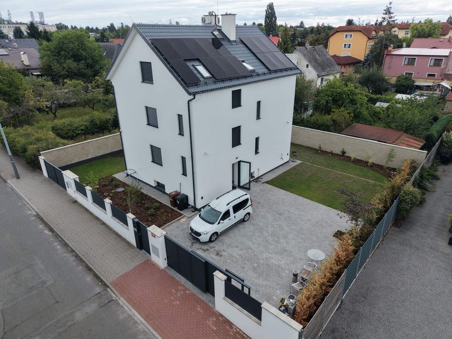 Rekonstrukce domu na byty – Újezd nad Lesy, Praha 21